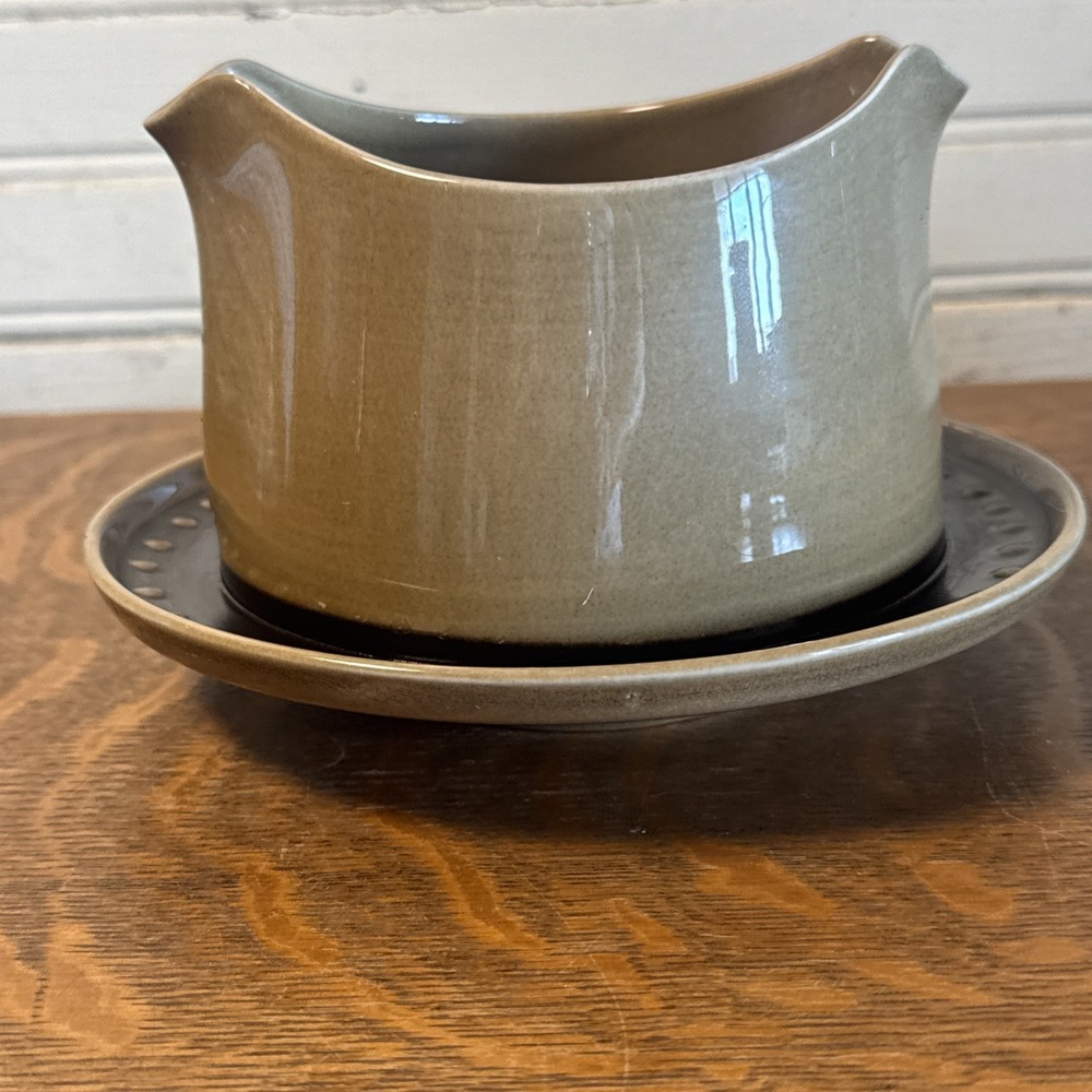 Vtg Franciscan DISCOVERY TAHITI Ceramic 2- Spout Gravy Boat Attached Underplate.